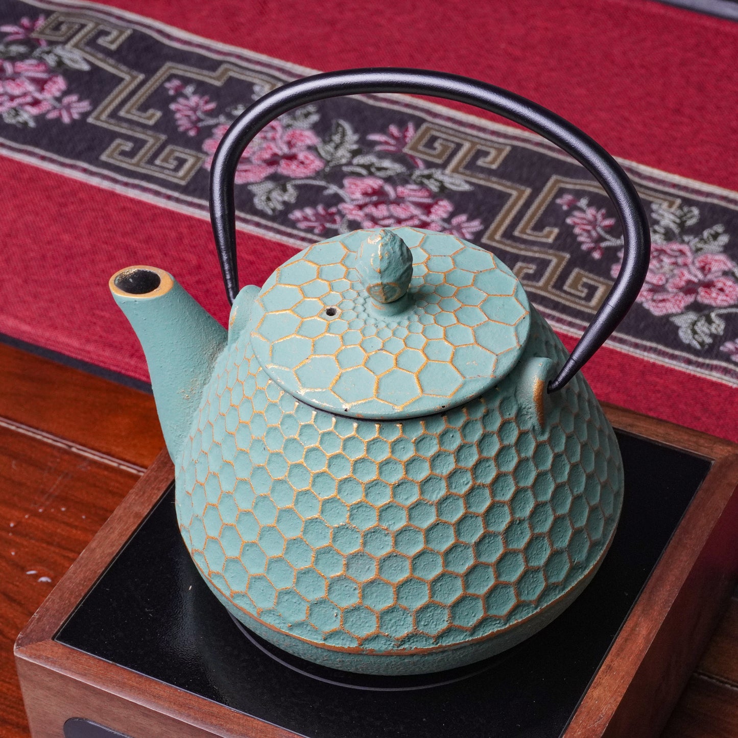 Premium Handcrafted Cast Iron Teapot - Honeycomb Pattern Design