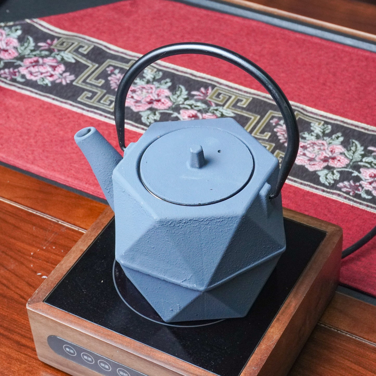 Geometric Cast Iron Teapot: Sleek Gray Design + Heat-Locking for Perfect Tea