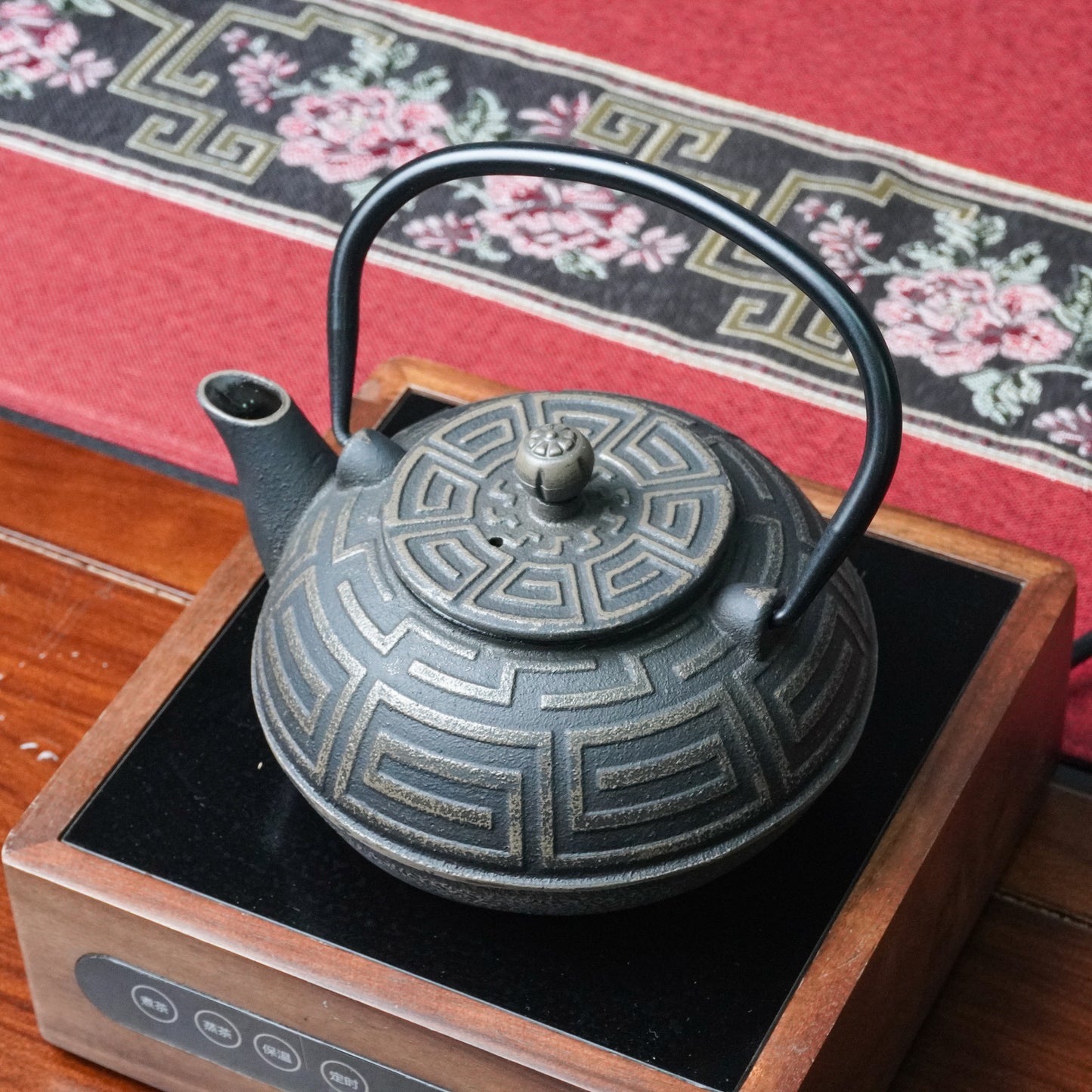 Echoes of Tradition | Chinese Cloud Pattern Cast Iron Teapot | Hand-Forged, Timeless Craftsmanship