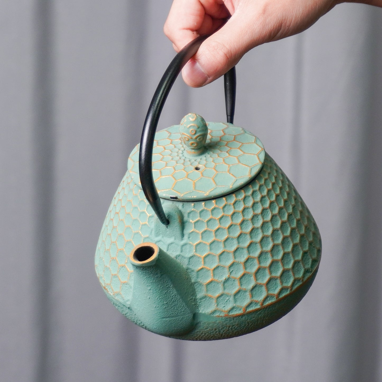 Premium Handcrafted Cast Iron Teapot - Honeycomb Pattern Design
