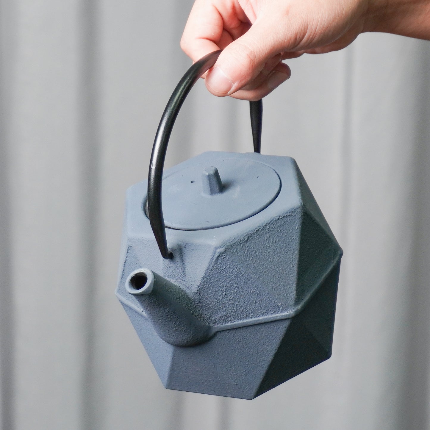 Geometric Cast Iron Teapot: Sleek Gray Design + Heat-Locking for Perfect Tea