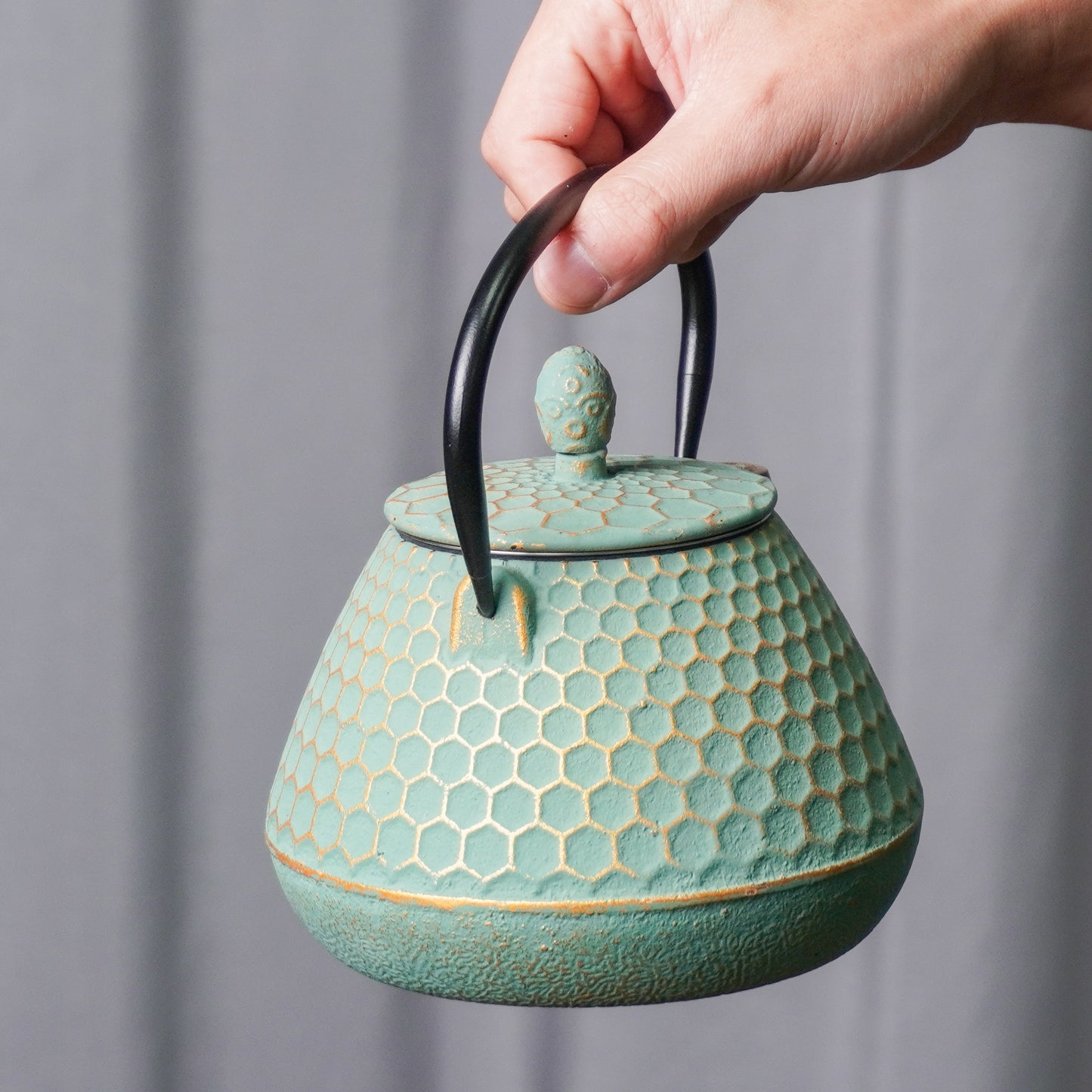 Premium Handcrafted Cast Iron Teapot - Honeycomb Pattern Design
